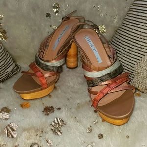 Shy leather strap heel